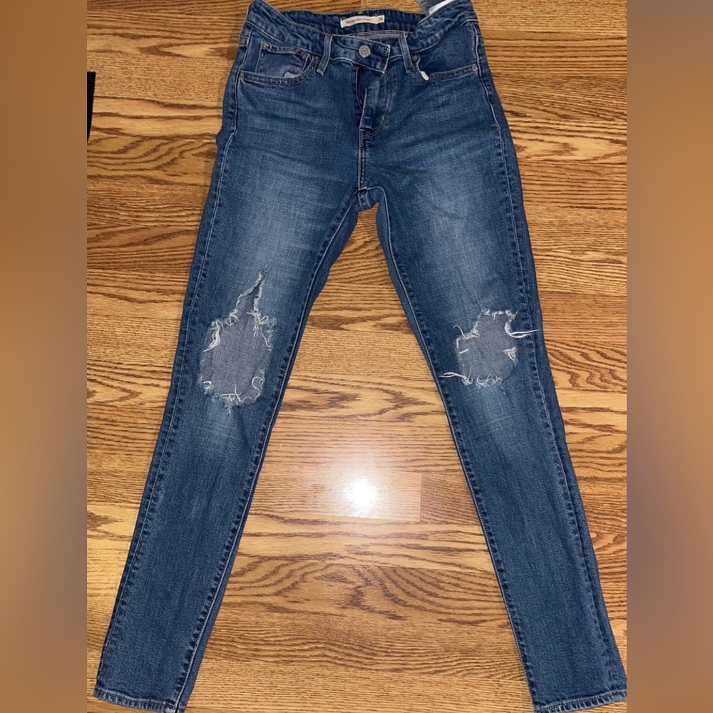 Distressed Levi’s size 26
